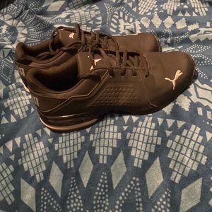 PUMA SHOES SIZE 7.5. NEW ONLY WORN ONCE!